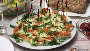 Праздничные канапе с форелью