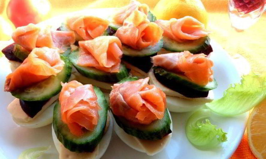 Рецепт рыбного канапе на маринованных яйцах