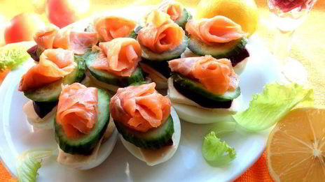 рыбное канапе на маринованных яйцах