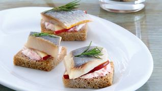 Закуска из норвежской сельди под клюквенным соусом и канапе с сельдью