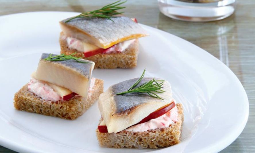 Рецепт закуски из норвежской сельди под клюквенным соусом и канапе с сельдью