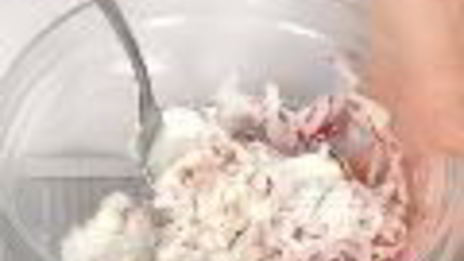 закуска из норвежской сельди под клюквенным соусом и канапе с сельдью