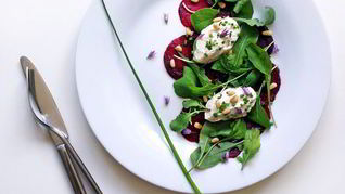 Карпаччо из свеклы с рукколой и кремом из маскарпоне