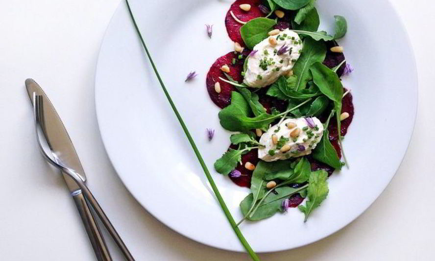 Рецепт карпачча из свеклы с рукколой и кремом из маскарпоне
