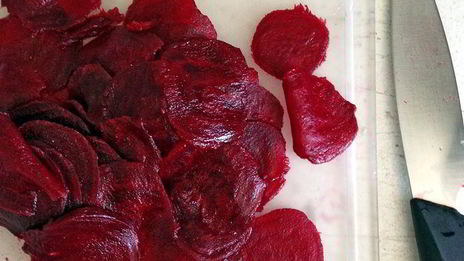 карпаччо из свеклы с рукколой и кремом из маскарпоне