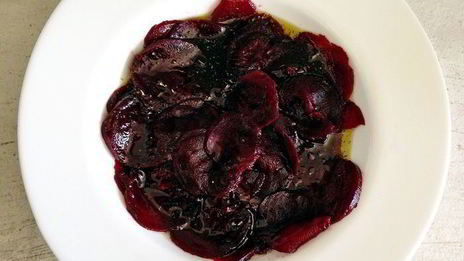 карпаччо из свеклы с рукколой и кремом из маскарпоне