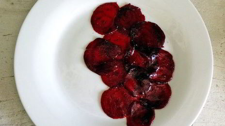 карпаччо из свеклы с рукколой и кремом из маскарпоне