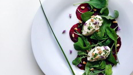 карпаччо из свеклы с рукколой и кремом из маскарпоне