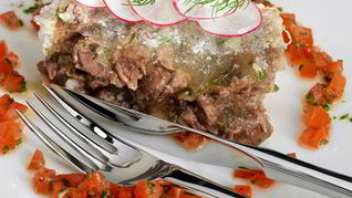 Холодец с салатом из редиса и томатной сальсой