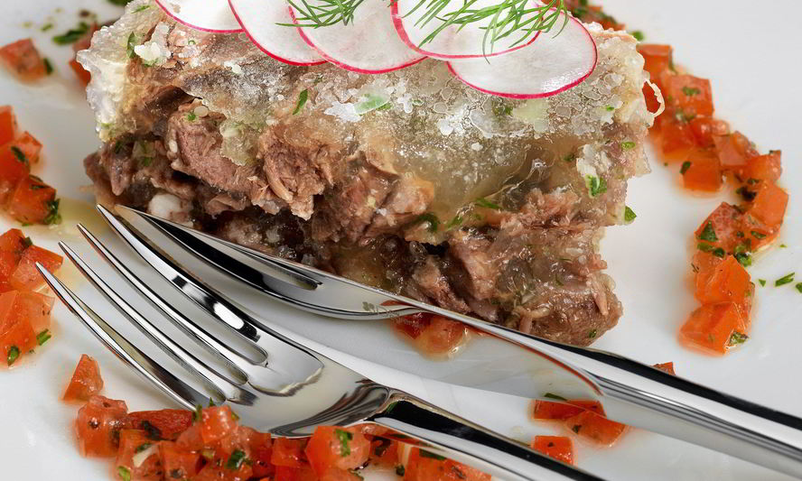 Рецепт холодца с салатом из редиса и томатной сальсой