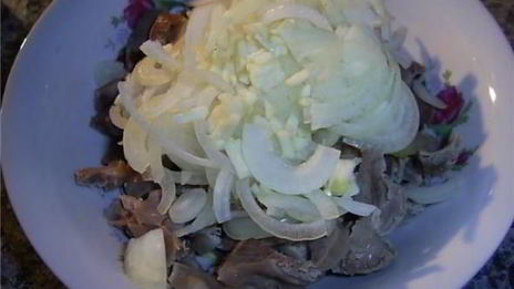 куриные желудки с чесноком под соевым соусом