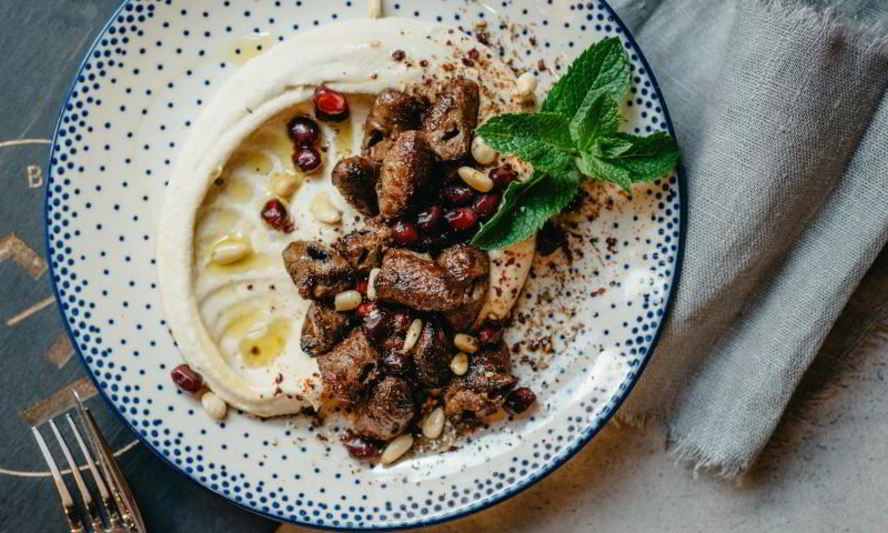 Рецепт ливанского хумуса с пряными куриными сердечками