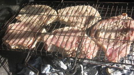 маринованная в катыке свиная корейка с соусом из слив