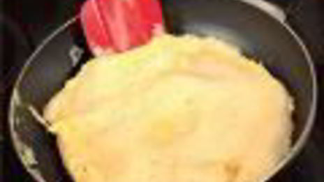 нежный омлет с копченой рыбой