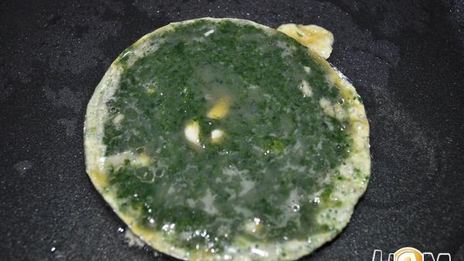 омлет из перепелиных яиц со шпинатом на лепешке