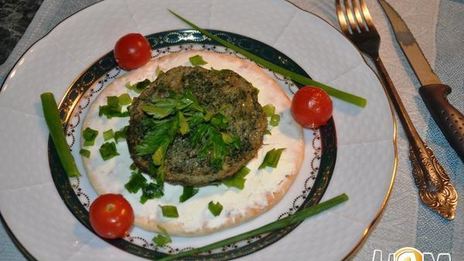 омлет из перепелиных яиц со шпинатом на лепешке