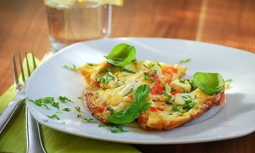 Рецепт омлета с беконом, пармезаном и зеленью