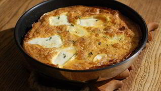 Омлет с карамелизированным шалотом, моцареллой и тимьяном
