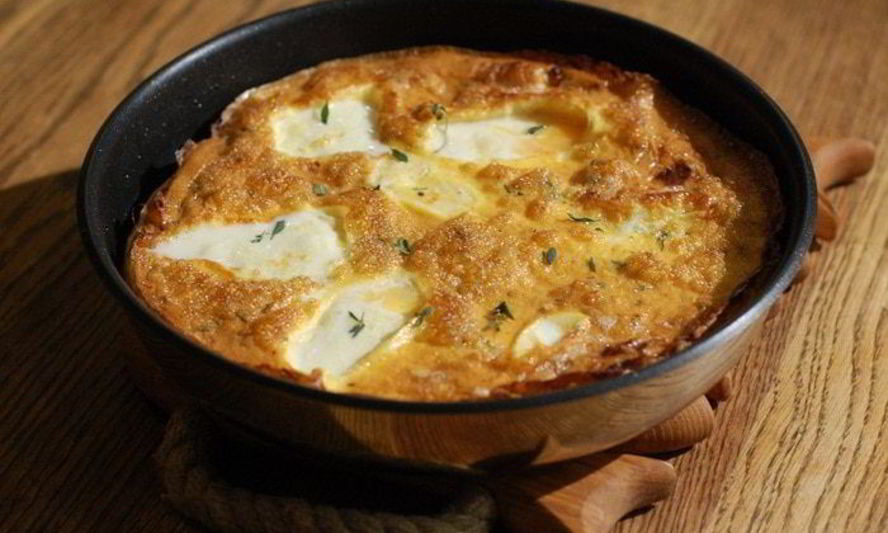 Рецепт омлета с карамелизированным шалотом, моцареллой и тимьяном