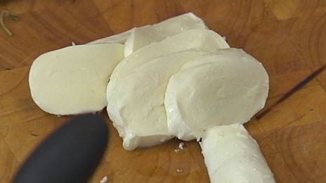 омлет с карамелизированным шалотом, моцареллой и тимьяном