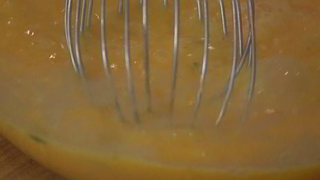 омлет с карамелизированным шалотом, моцареллой и тимьяном