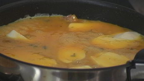 омлет с карамелизированным шалотом, моцареллой и тимьяном