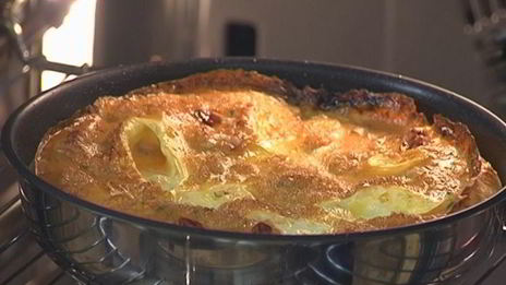 омлет с карамелизированным шалотом, моцареллой и тимьяном