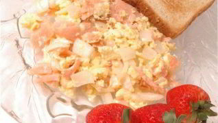 Омлет с копченым лососем, мацой и укропом