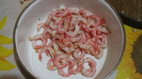 омлет с креветками и грибами на подушке из рукколы