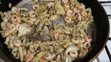 омлет с креветками и грибами на подушке из рукколы