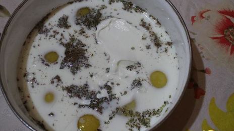 омлет с креветками и грибами на подушке из рукколы