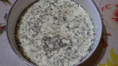 омлет с креветками и грибами на подушке из рукколы