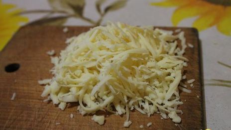 омлет с креветками и грибами на подушке из рукколы