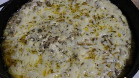 омлет с креветками и грибами на подушке из рукколы