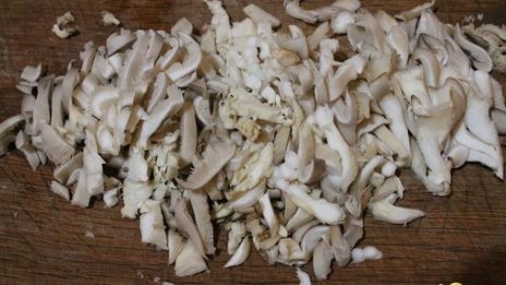 омлет с креветками и грибами на подушке из рукколы