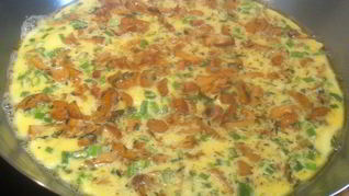 Омлет с лисичками и зеленым луком