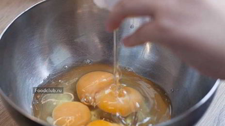 омлет с молоком на сковороде