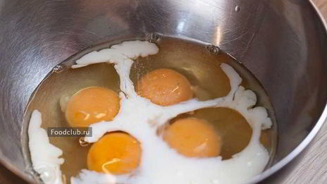 омлет с молоком на сковороде