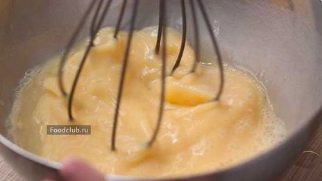 омлет с молоком на сковороде