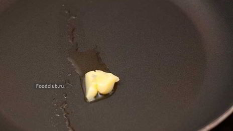 омлет с молоком на сковороде