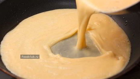 омлет с молоком на сковороде