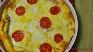 Омлет с моцареллой, беконом и помидорами