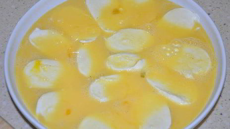 омлет с моцареллой, беконом и помидорами