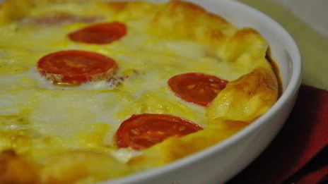 омлет с моцареллой, беконом и помидорами