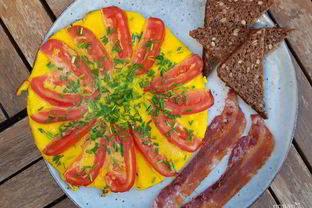 Омлет с помидорами и луком