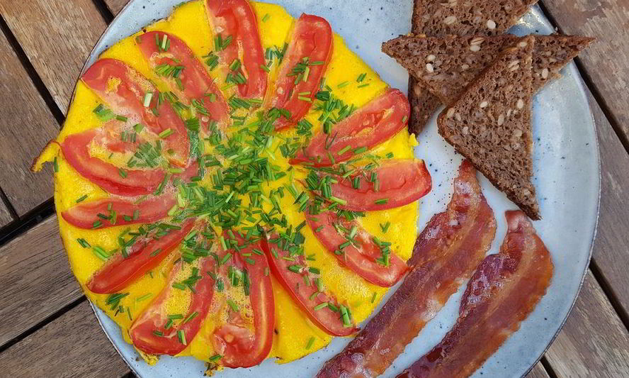 Рецепт омлета с помидорами и луком