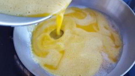 омлет с помидорами и луком