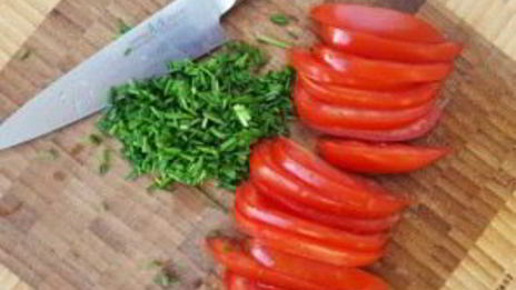 омлет с помидорами и луком