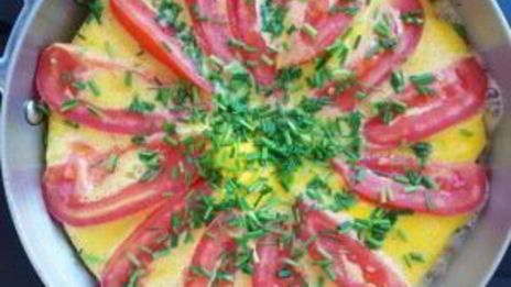 омлет с помидорами и луком