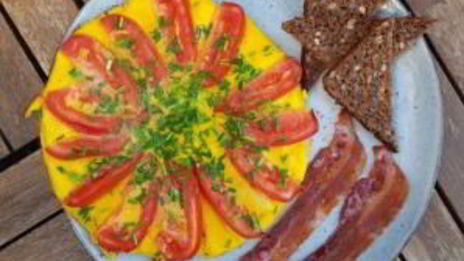 омлет с помидорами и луком